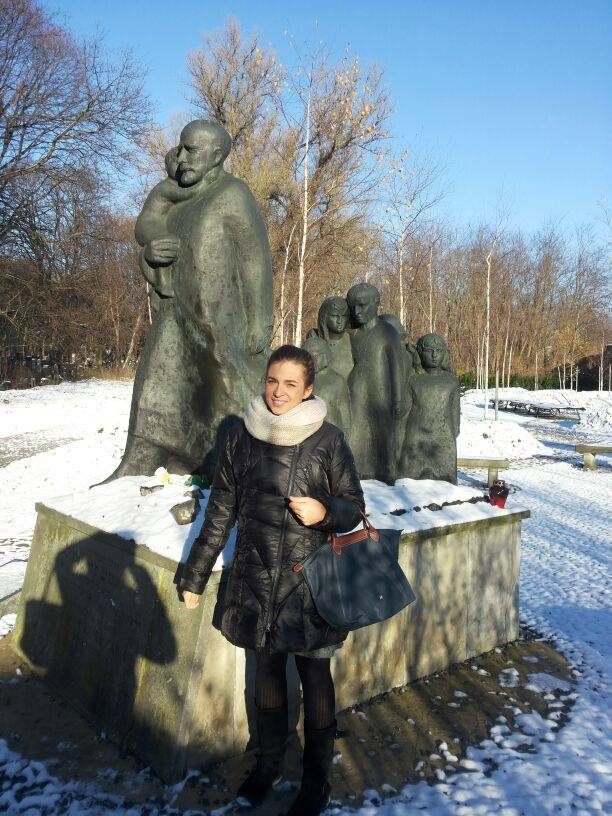 Alessandra Li Pomi in front of Janusz Korczak's funeral monument, Warsaw - 01.jpg